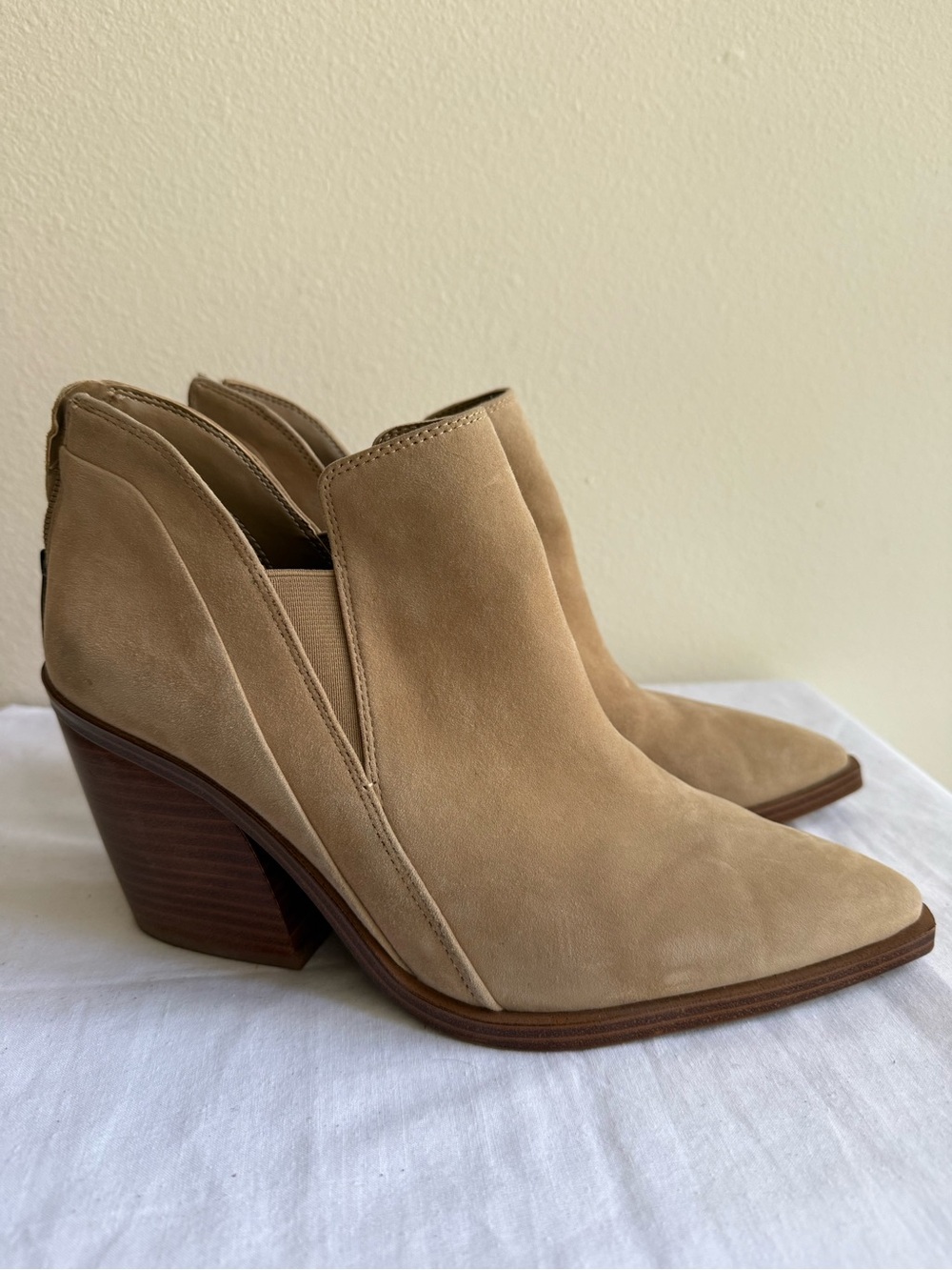 Vince Camuto Suede Western Ankle Boots 9.5 Tan Pointed Toe Block Heel